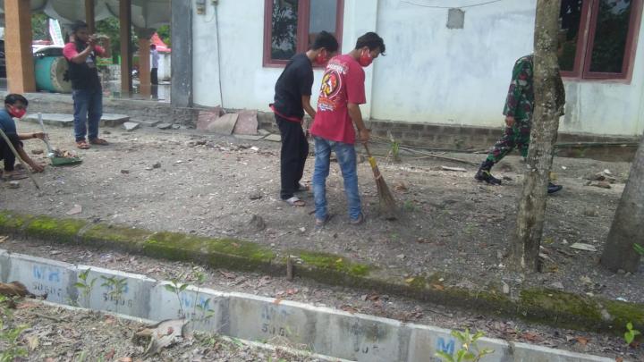 Serda Sutriyono, Anggota Satgas TMMD Kodim Bojonegoro Bantu Remas Bersihkan Masjid Ngrancang